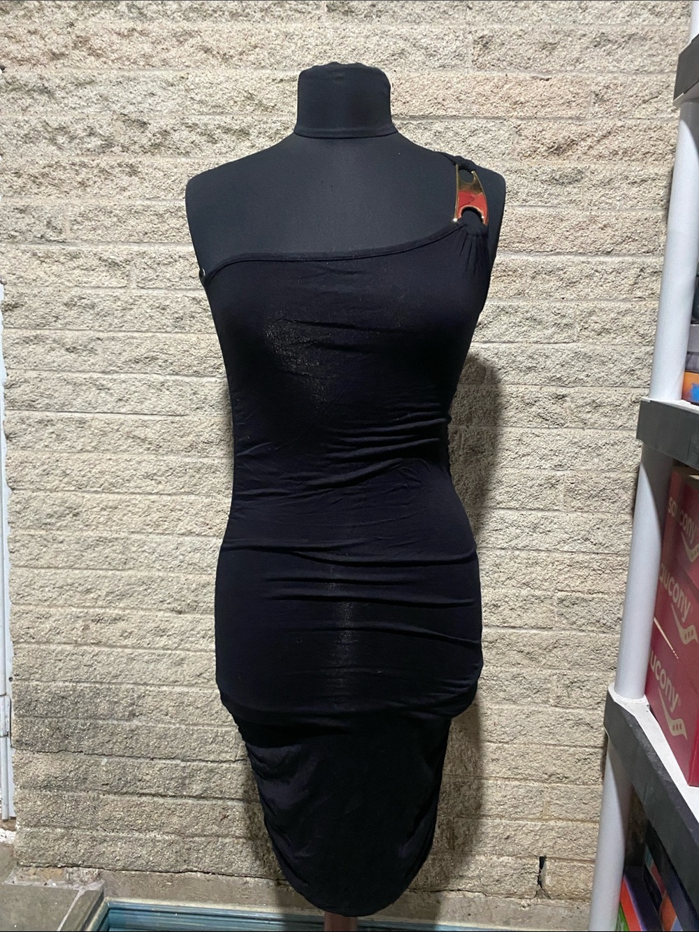 Sleek Black One-Shoulder Midi Dress with Asymmetric Strap